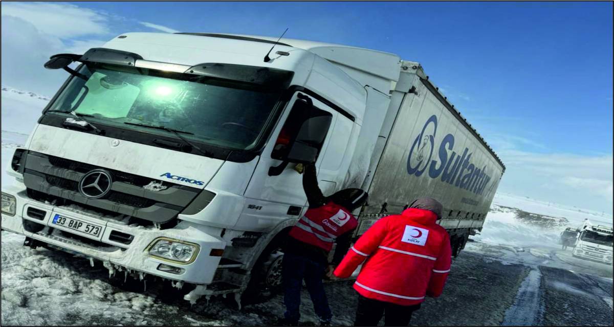 Tendürek Geçidi’nde Mahsur Kalan Vatandaşlara Kızılay’dan Destek