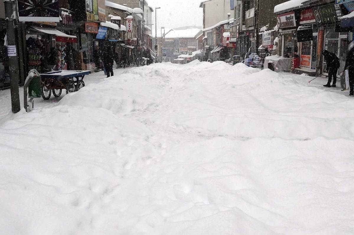 Ağrı’da Araç Üzerine Düşen Kar Kütlesi Büyük Hasara Yol Açtı