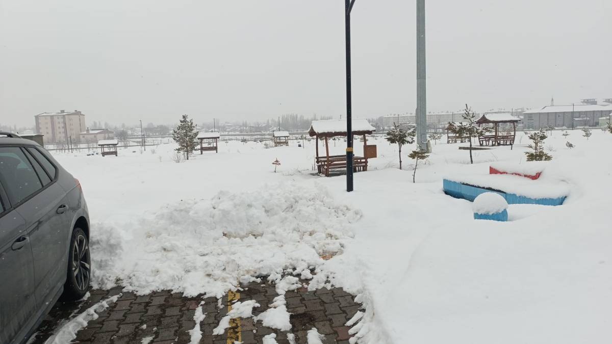 Patnos Yeniden Beyaz Gelinliğini Giydi: Son Yılların En Yoğun Kar Yağışı Etkili Oluyor