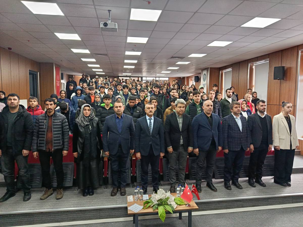 Ağrı’daki eğitim kurumlarında 6 Şubat depremleri için anma yapıldı