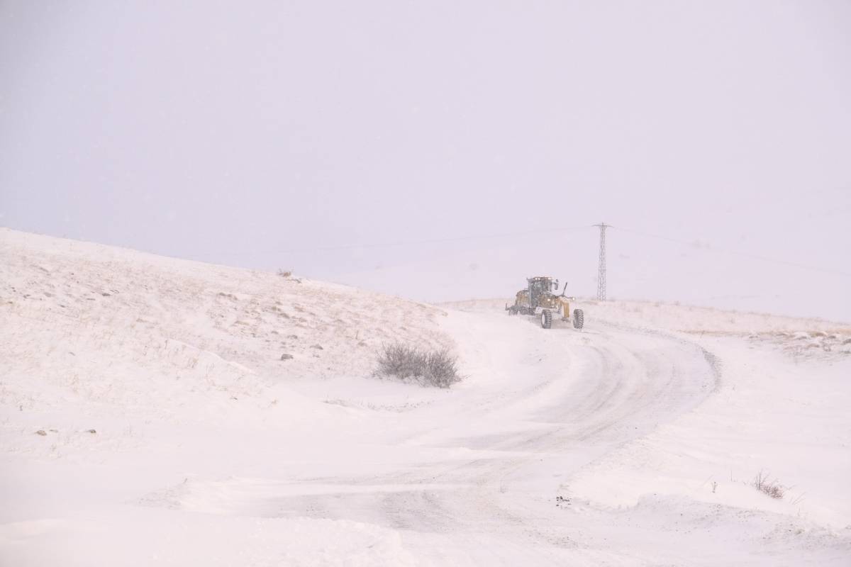 Ağrı’da 344 köy yolu kar ve tipiden dolayı kapandı