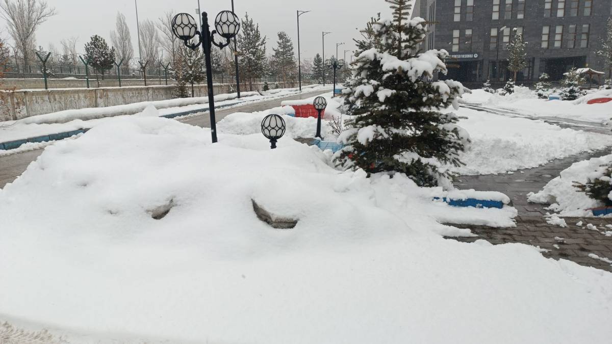 Patnos Yeniden Beyaz Gelinliğini Giydi: Son Yılların En Yoğun Kar Yağışı Etkili Oluyor