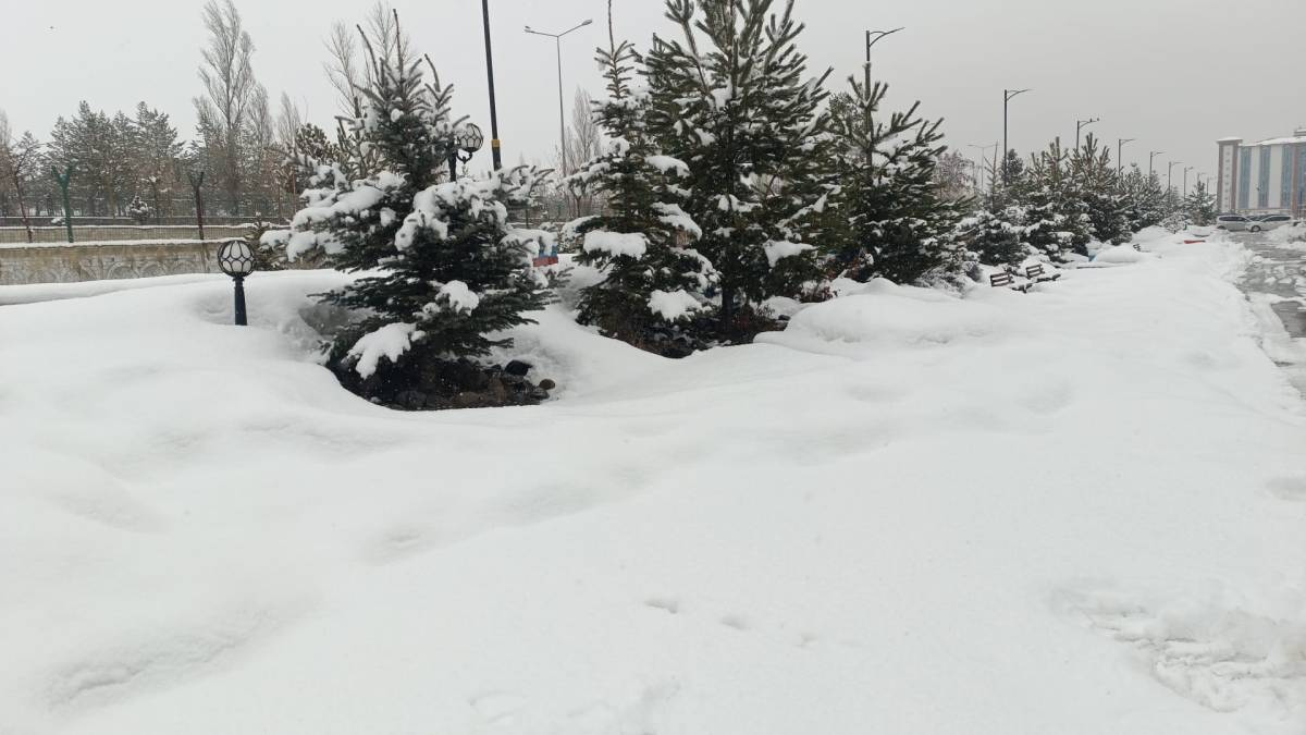 Patnos Yeniden Beyaz Gelinliğini Giydi: Son Yılların En Yoğun Kar Yağışı Etkili Oluyor