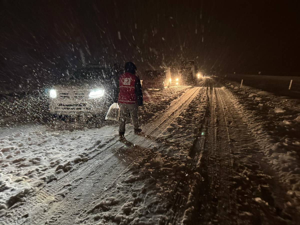 Yoğun kar yağışı Diyadin İpek Geçidi’nde trafiği durdurdu