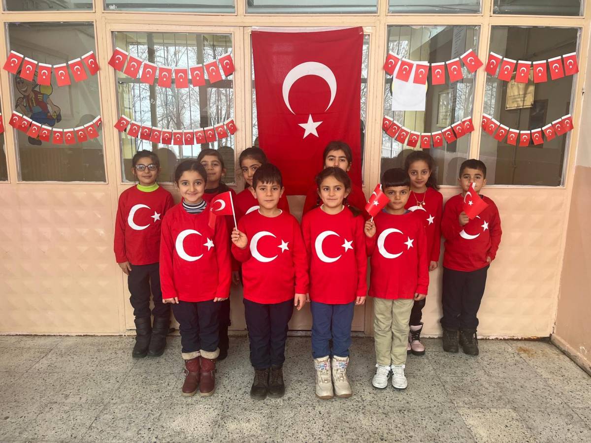 Ağrı’da Okullarda İkinci Dönem Zili “Bayrak Sevgisi” Temasıyla Çaldı