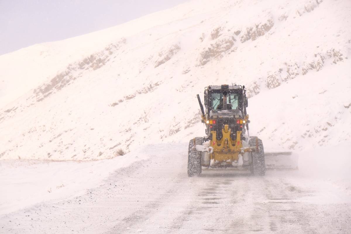 Ağrı’da 344 köy yolu kar ve tipiden dolayı kapandı