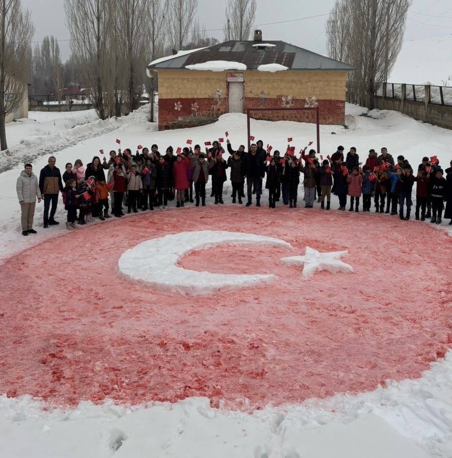 Taşlıçay’da okul bahçesinde karla Türk bayrağı