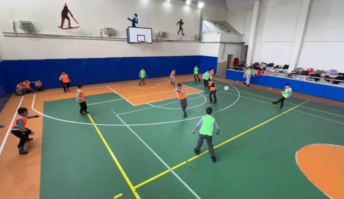 Ağrı’da ilkokul öğrencileri hem eğlendi hem spor yaptı