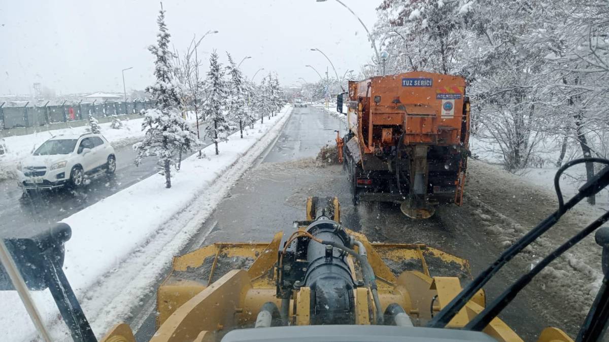Ağrı’da karla mücadele çalışmaları aralıksız sürüyor