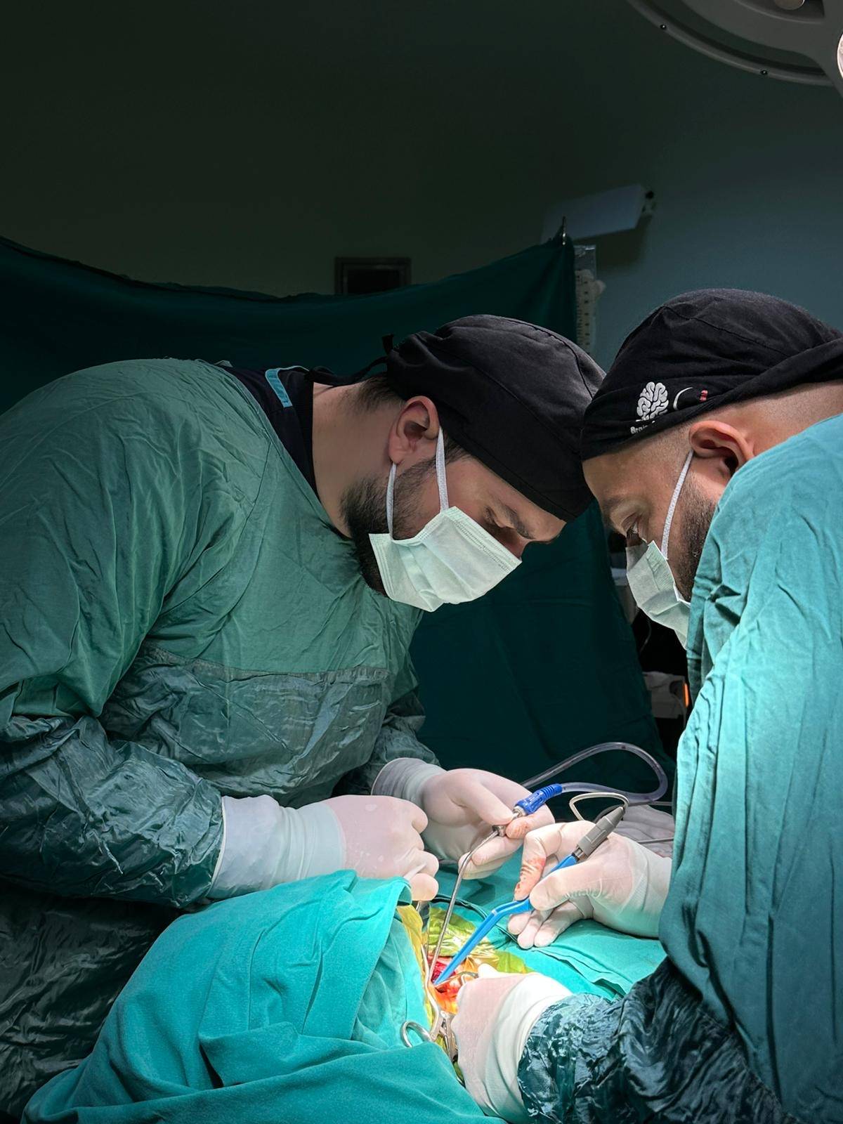 Ağrı’da ilk kez boyun kırığı ameliyatı yapıldı, felçli hasta yürüyerek taburcu oldu