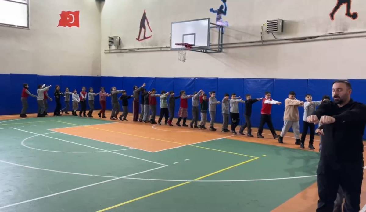 Ağrı’da ilkokul öğrencileri hem eğlendi hem spor yaptı