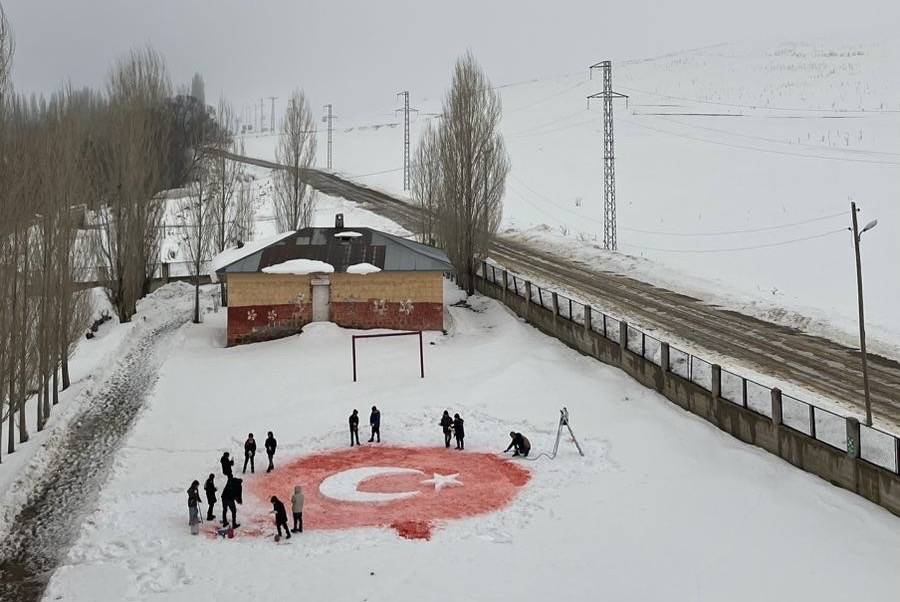 Taşlıçay’da okul bahçesinde karla Türk bayrağı