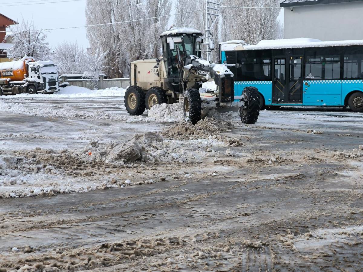 Ağrı’da karla mücadele çalışmaları aralıksız sürüyor
