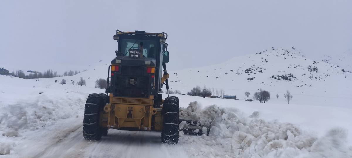 Erciş Belediyesi Kardan Kapanan Grup Yollarını Açtı