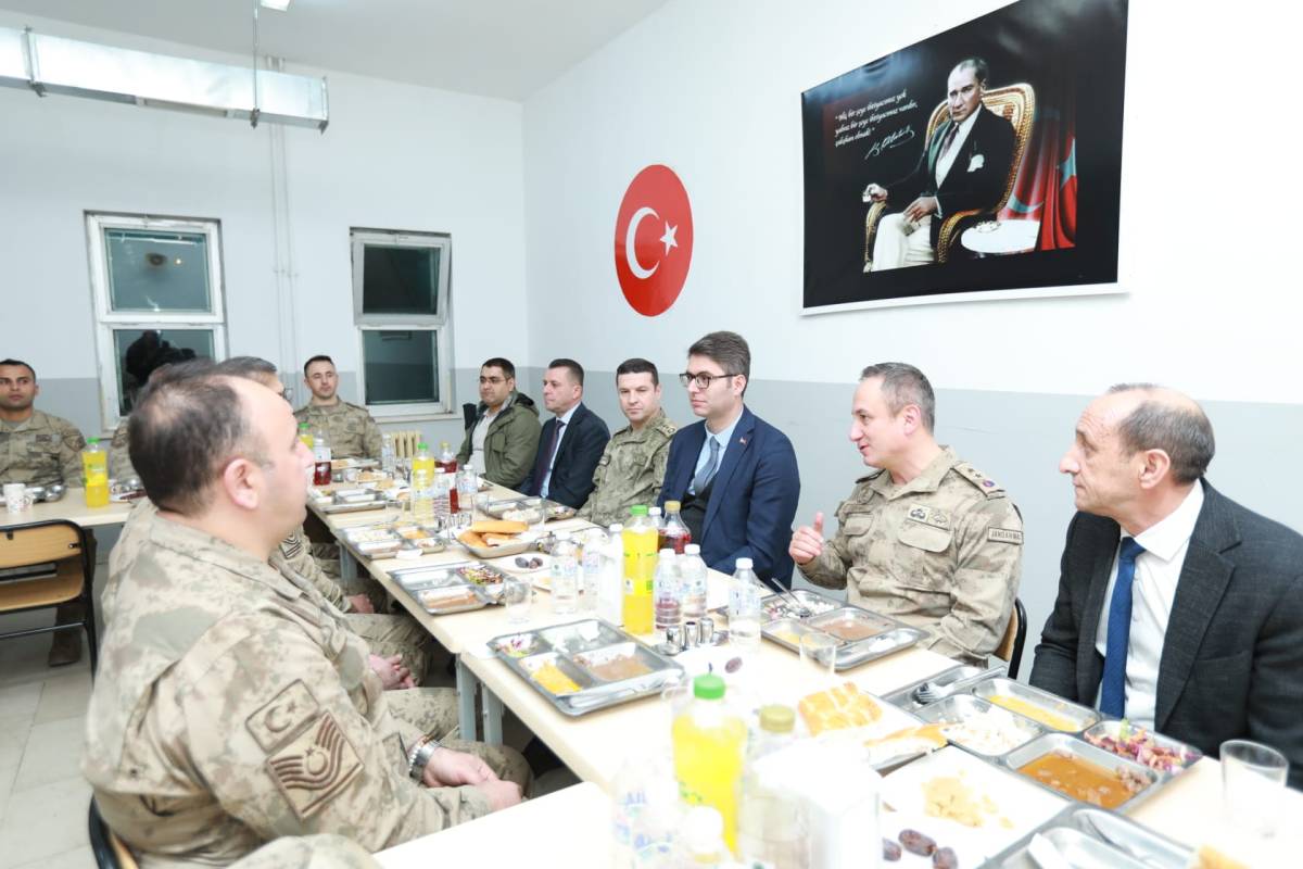 Erciş Kaymakamı Karaloğlu Jandarma Personeli İle İftarını Açtı