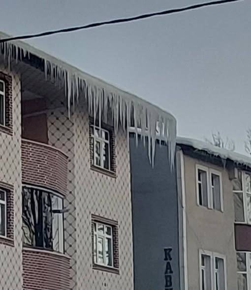 Ağrı'da Çatılardaki Buz Sarkıtları Tehlike Saçıyor