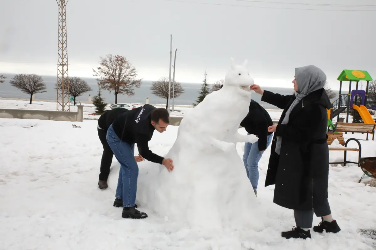 Erciş'te kardan Van Gölü Canavarı Yapıldı