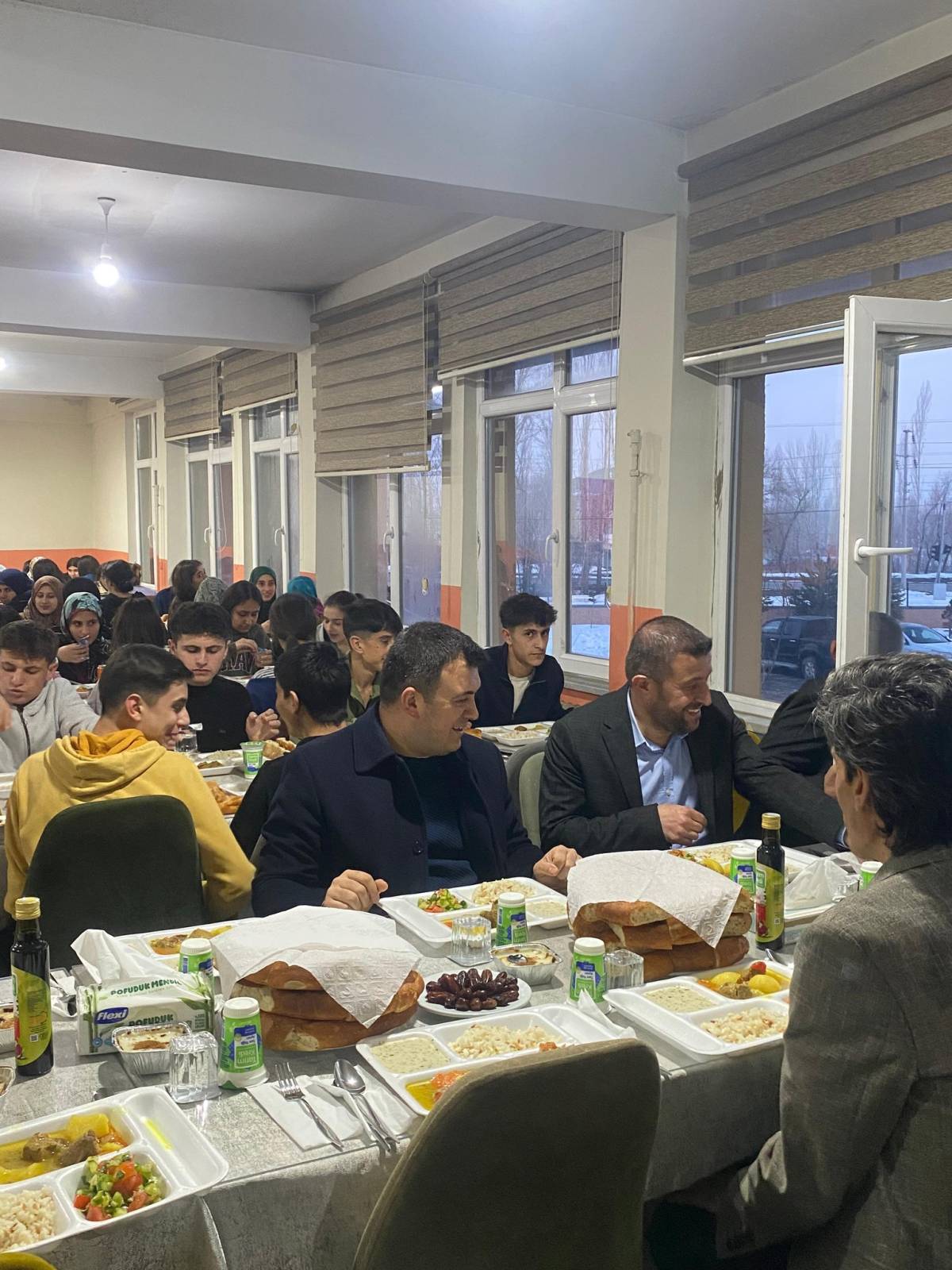 Patnos Kaymakamı Burak Dertlioğlu Öğrencilerle İftarada bir araya geldi