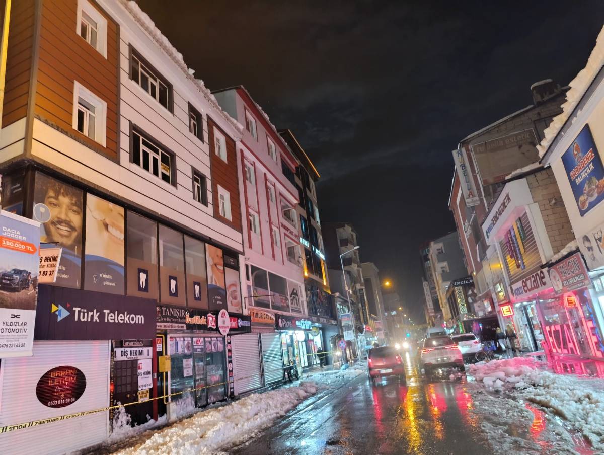Ağrı’da çatıdan düşen kar kütlesi paniğe neden oldu: 1 yaralı