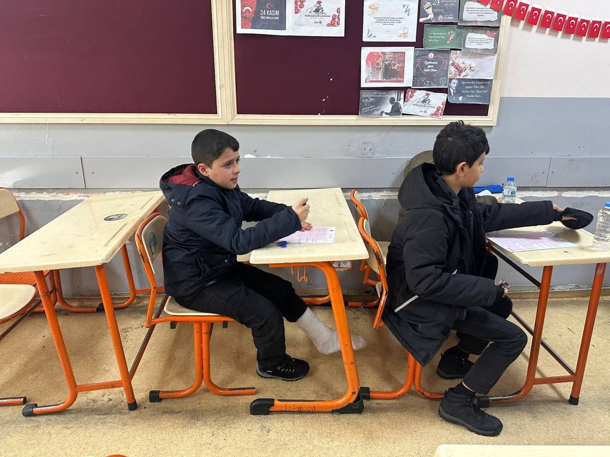 Ağrı’da yapılan Siyer sınavına kırık ayakla geldi