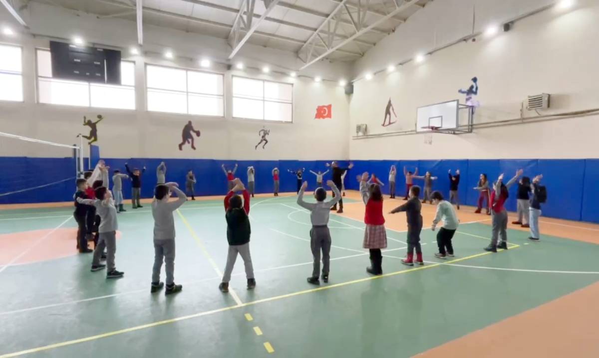 Ağrı’da ilkokul öğrencileri hem eğlendi hem spor yaptı