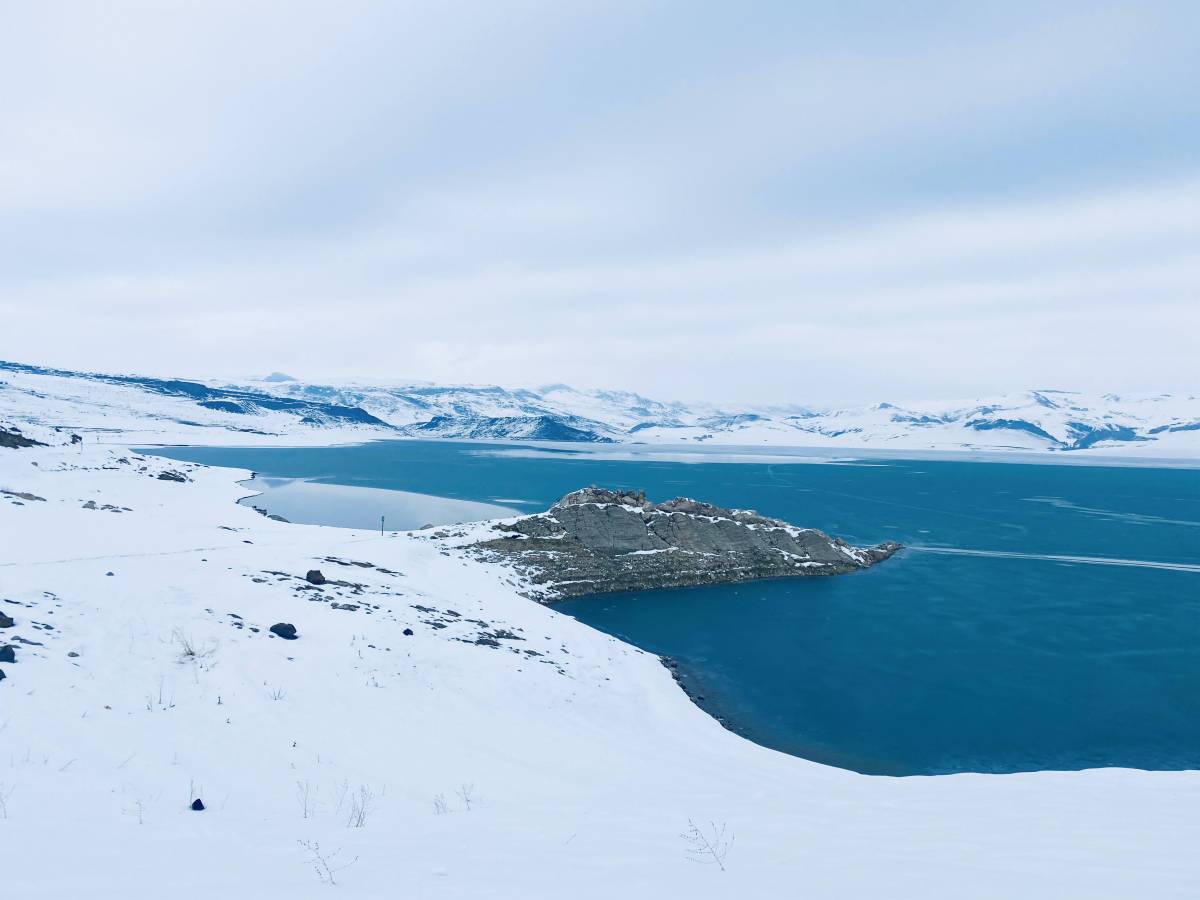 Ağrı’da Yazıcı Barajı kışın en güzel tonlarına büründü