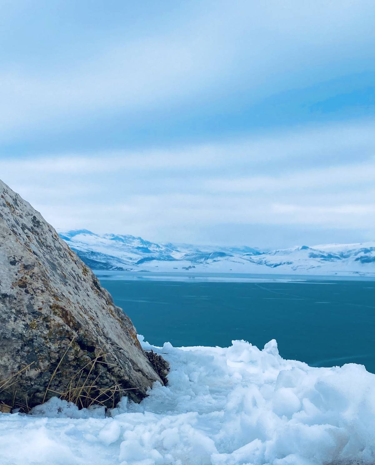 Ağrı’da Yazıcı Barajı kışın en güzel tonlarına büründü