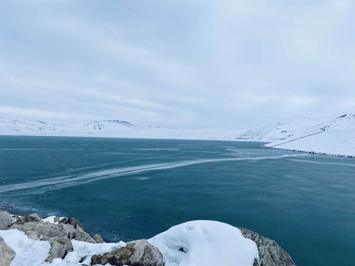 Ağrı’da Yazıcı Barajı kışın en güzel tonlarına büründü