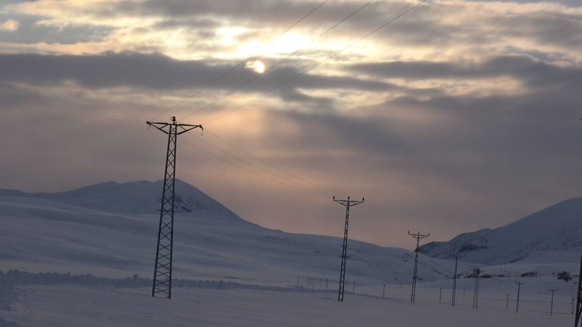 Ağrı’da Kar, Soğuk Havaya Kısa Bir Mola Verdirdi