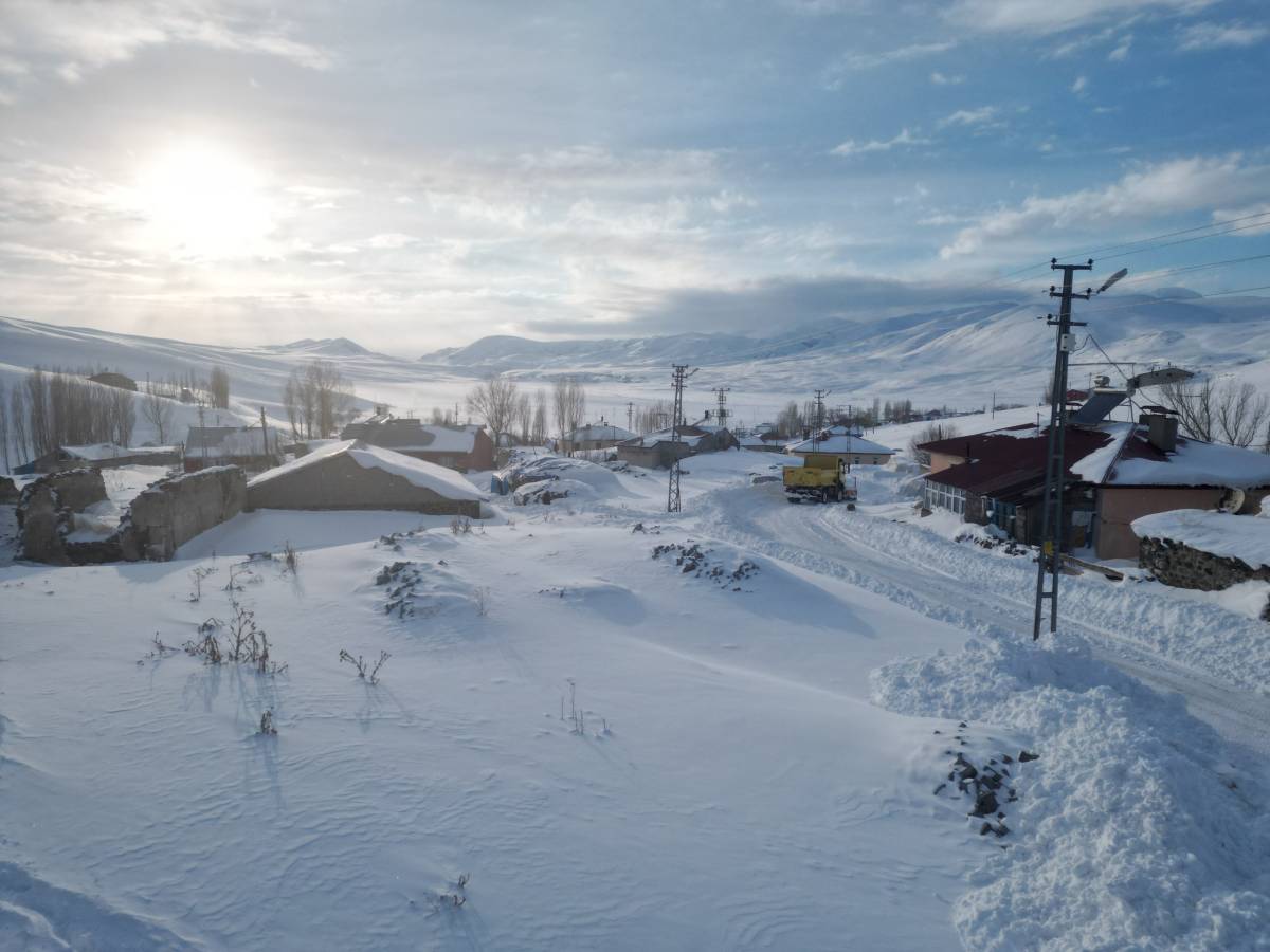 Ağrı’da Kar, Soğuk Havaya Kısa Bir Mola Verdirdi
