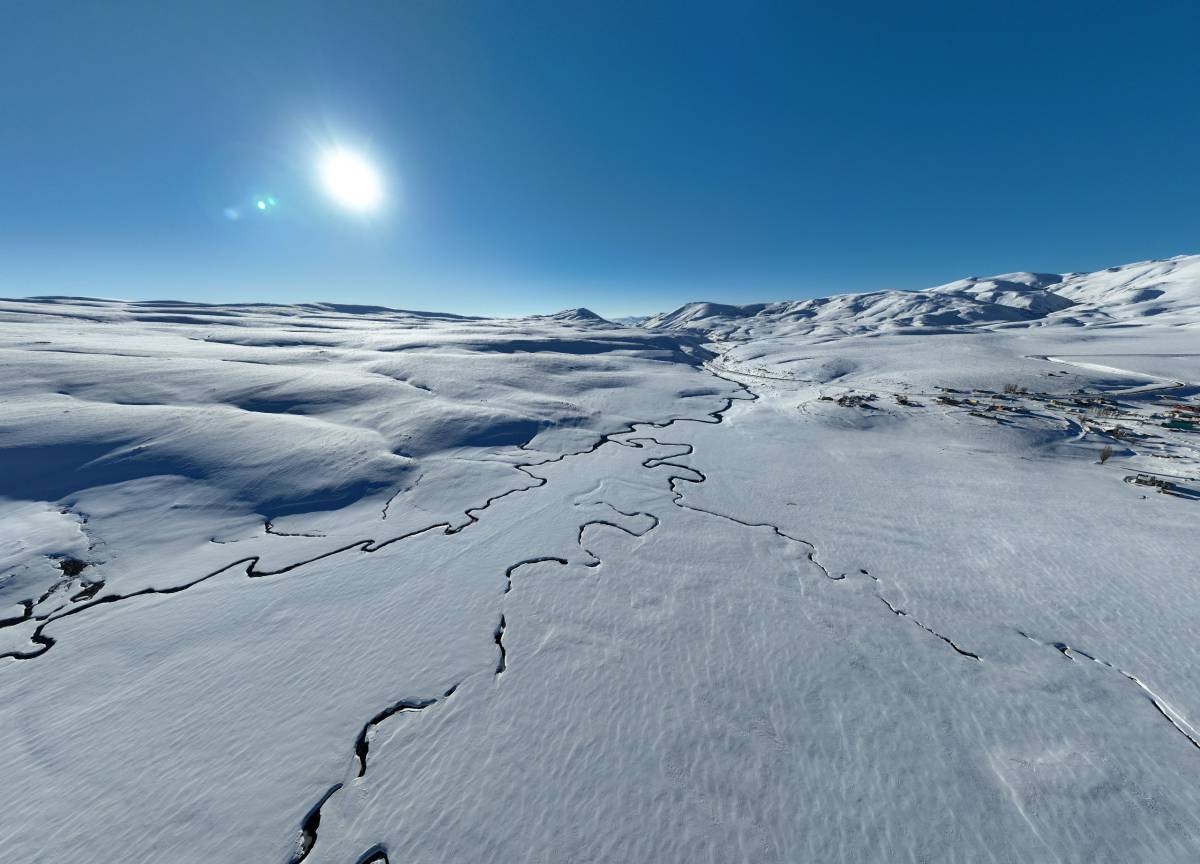 Taşlıçay’da Karlar Altında Doğa Harikası Menderesler