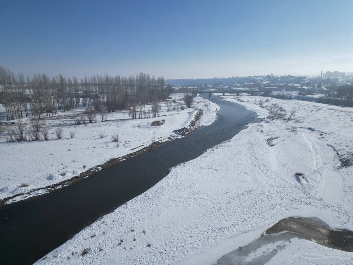 Ağrı’da Kar, Soğuk Havaya Kısa Bir Mola Verdirdi