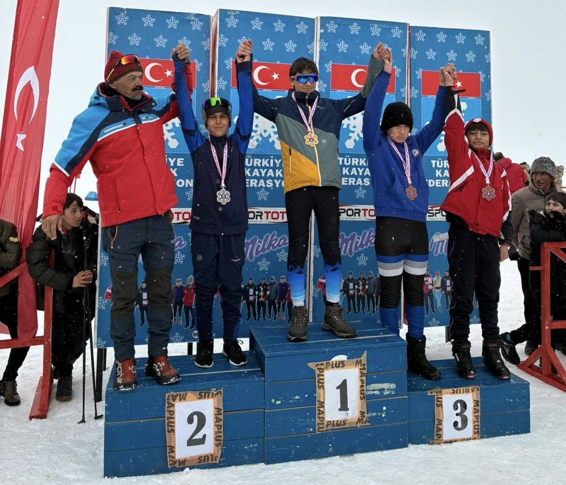 Ağrılı Sporcular Hakkâri’de Madalyaları Topladı