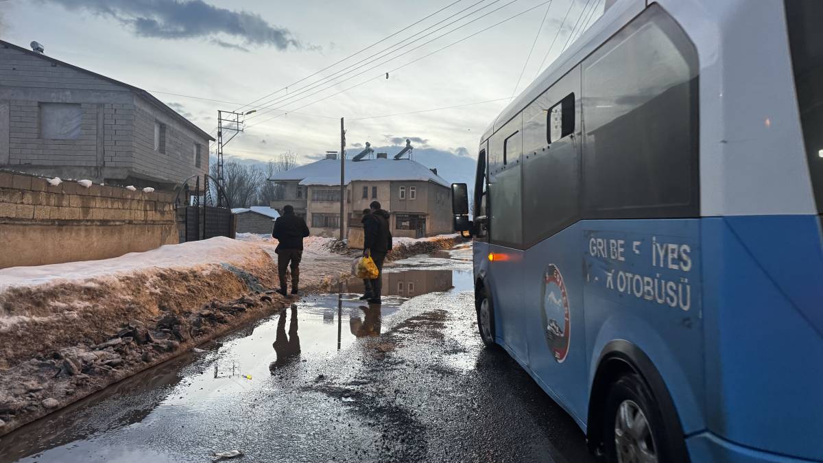 Ağrı’da Eriyen Kar Yolları Göle Çevirdi