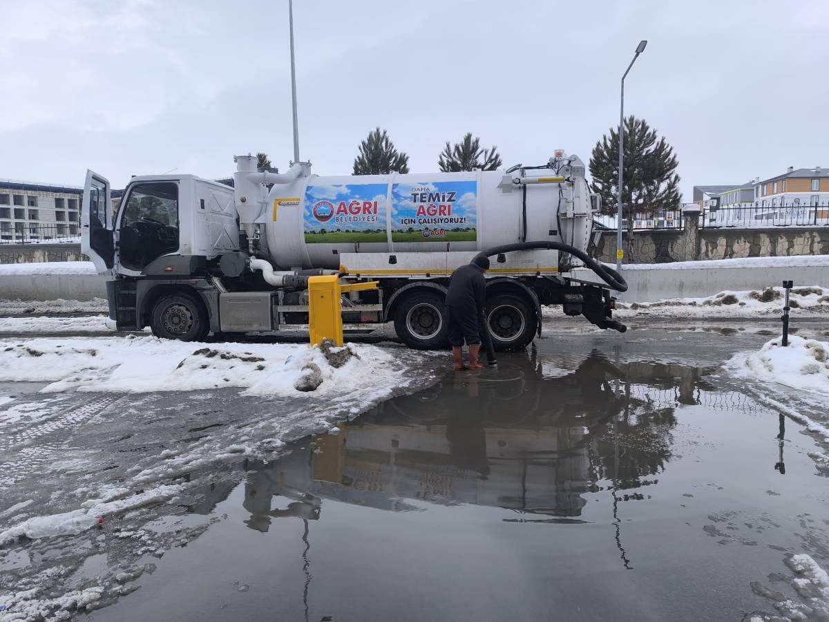 Ağrı Belediyesi Kar Sularına Karşı Önlemleri Artırdı