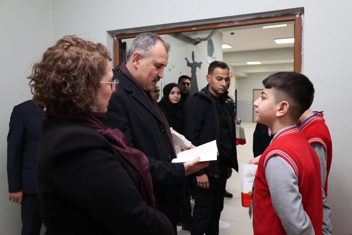 Vali Bozkurt: Bayrak, Birlik ve Beraberliğimizin Simgesidir