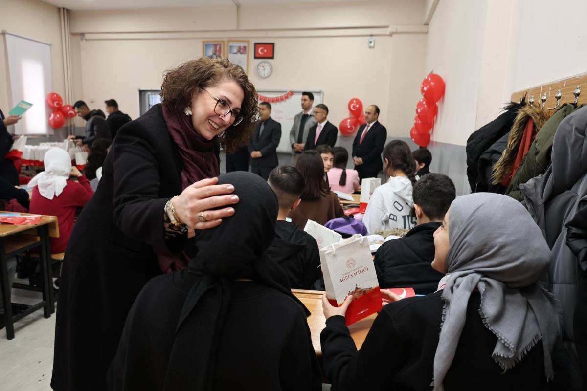 Vali Bozkurt: Bayrak, Birlik ve Beraberliğimizin Simgesidir