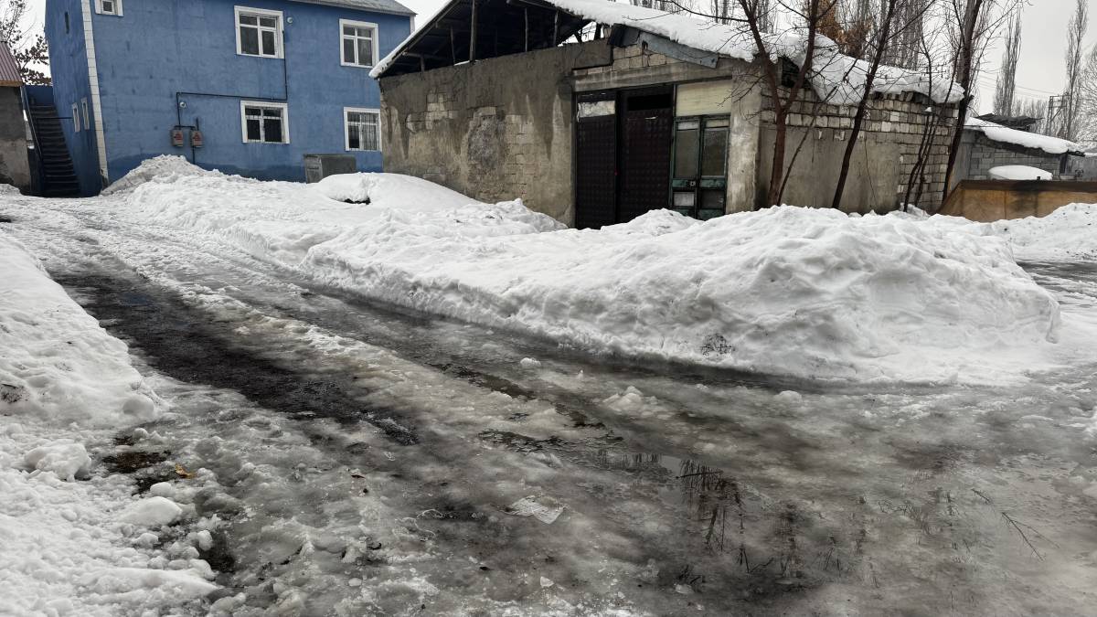 Ağrı’da Eriyen Karlar Göletlere Dönüştü