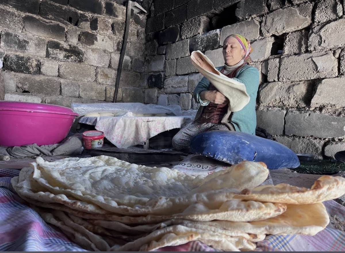 Ağrı’da Havaların Isınmasıyla Tandırlar Yeniden Yandı