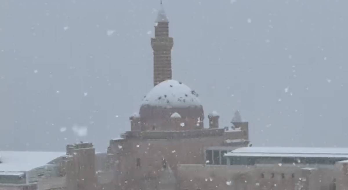 Yoğun kar yağışı tarihi sarayda eşsiz manzaralar oluşturdu