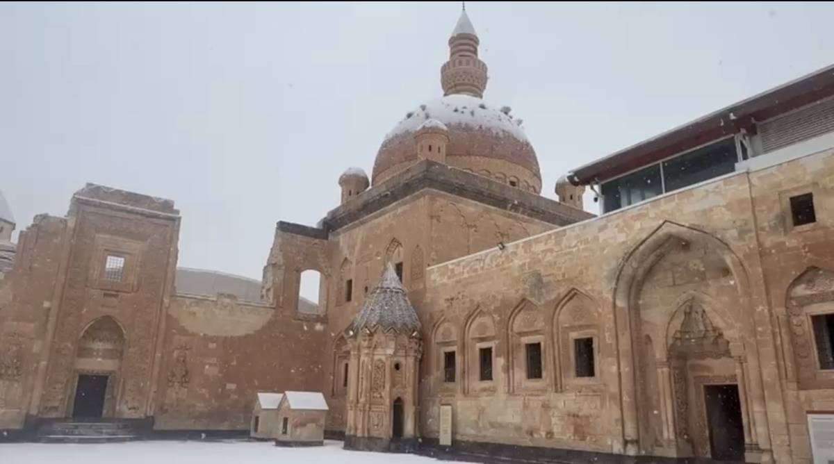 Yoğun kar yağışı tarihi sarayda eşsiz manzaralar oluşturdu