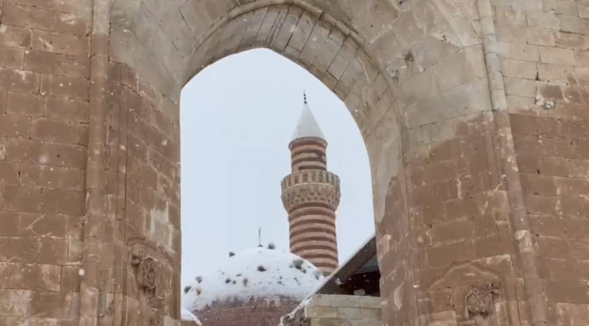 Yoğun kar yağışı tarihi sarayda eşsiz manzaralar oluşturdu
