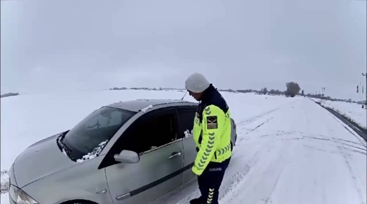 Ağrı’da kar yağışı uyarısı sonrası trafik  denetimleri artırıldı