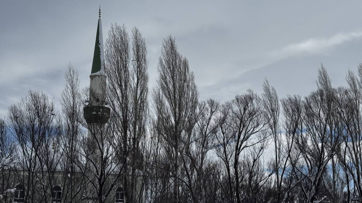 Taşlıçay’da kar kapıları kapattı, vatandaşlar tünellerle dışarı çıktı