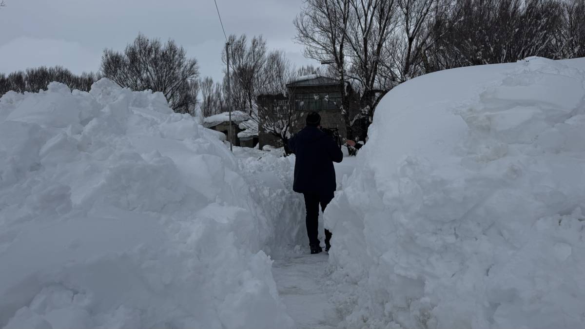 Taşlıçay’da kar kapıları kapattı, vatandaşlar tünellerle dışarı çıktı