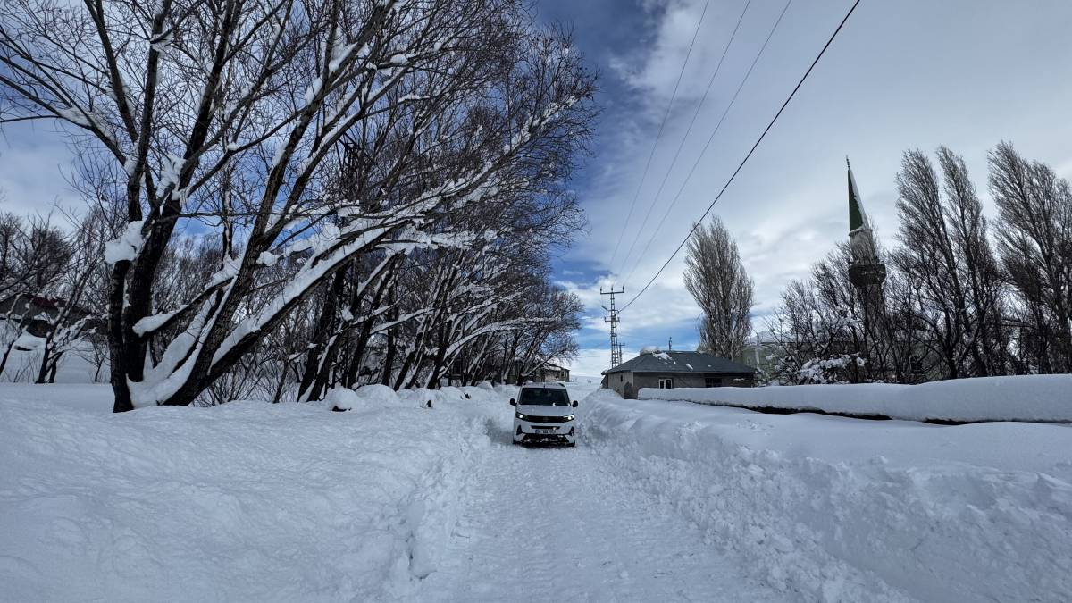 Taşlıçay’da kar kapıları kapattı, vatandaşlar tünellerle dışarı çıktı