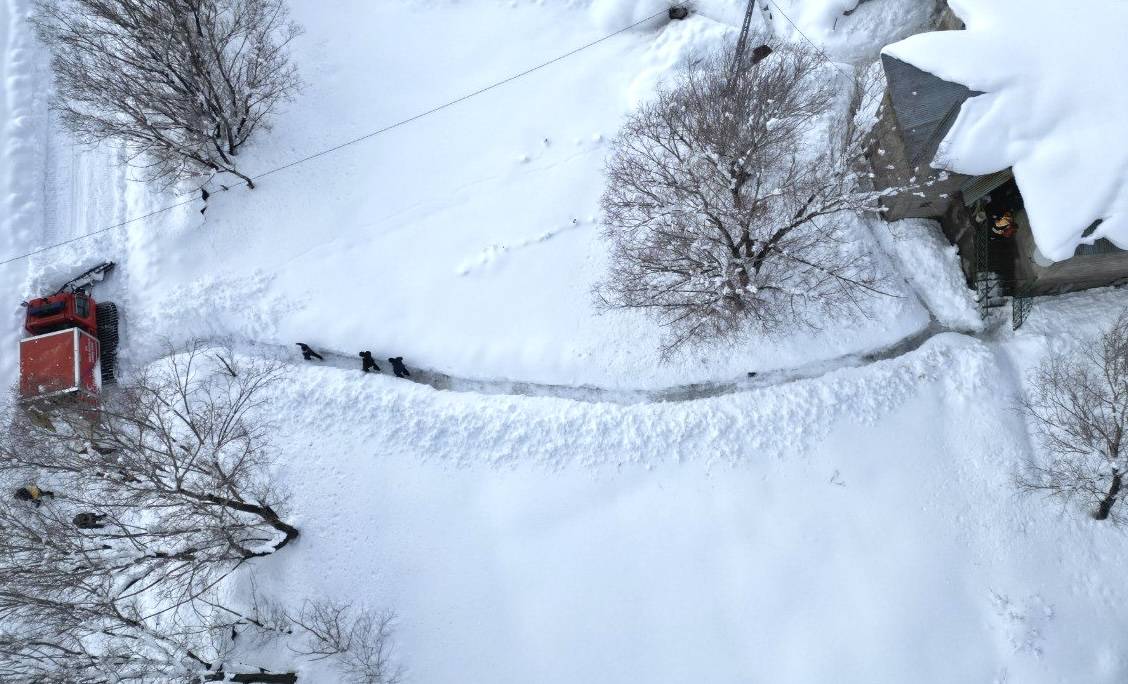 Taşlıçay’da kar kapıları kapattı, vatandaşlar tünellerle dışarı çıktı