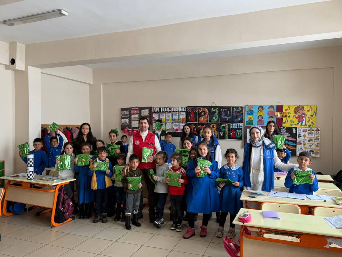 Ağrı’nın köy okullarında öğrencilere hijyen eğitimi veriliyor