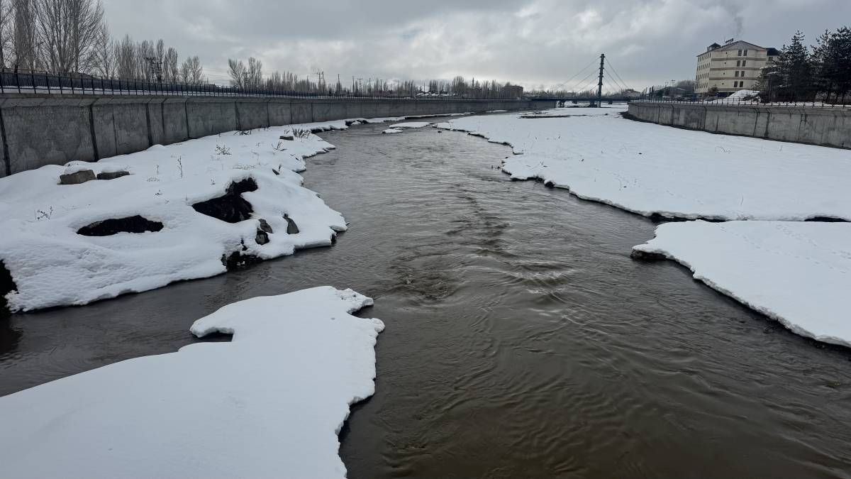 Ağrı’da Murat Nehri’nde buzlar çözülmeye başladı
