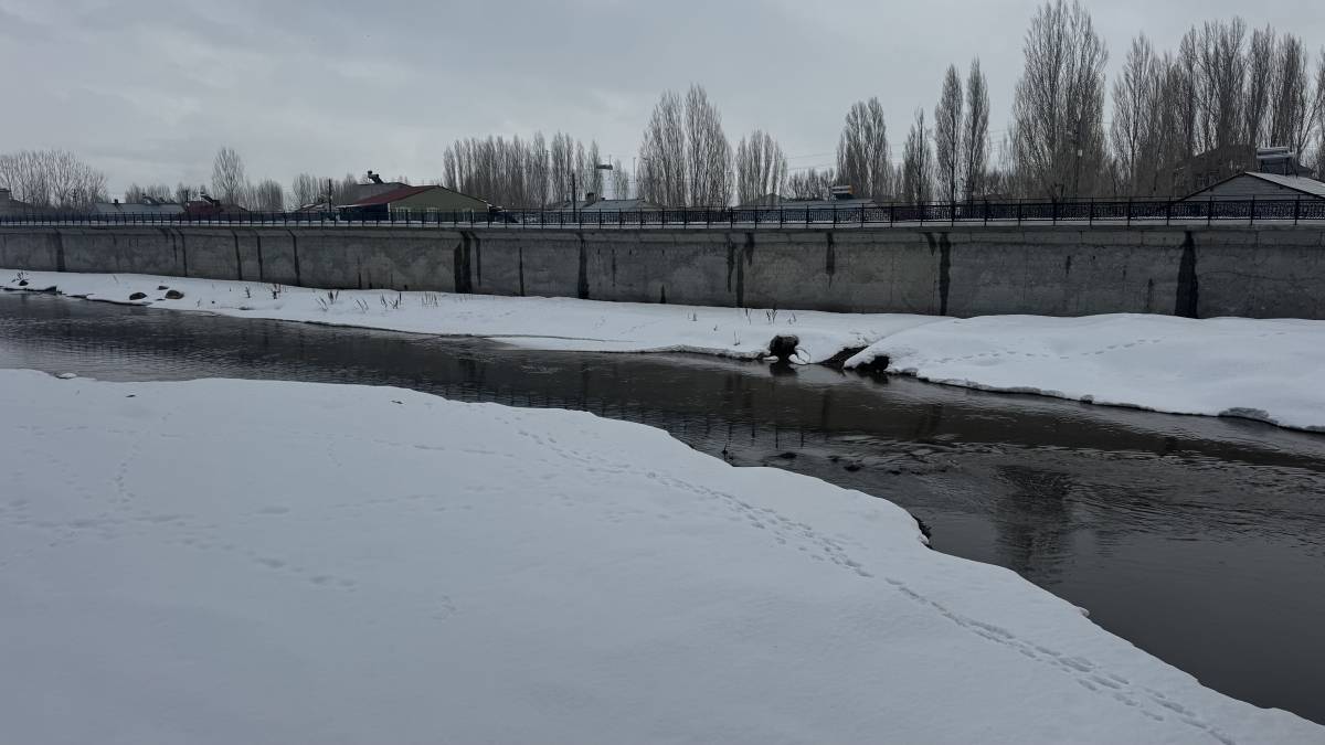 Ağrı’da Murat Nehri’nde buzlar çözülmeye başladı